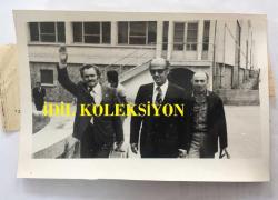 DİSK GENEL BAŞKANI KEMAL TÜRKLER'İN ORİJİNAL 2'Lİ FOTOĞRAF SETİ - 18 x 12 cm EBADINDA - İŞÇİLERİ KANUNSUZ GREVE TEŞVİK ve TAHRİK ETTİKLERİ İDDİASI İLE TUTUKLANAN KEMAL TÜRKLER, YÜRÜTME KURULU ÜYELERİ KEMAL NEBİOĞLU, CELAL KÜÇÜK, MEHMET KILIÇ ve RIZA GÜVEN İSTANBUL İKİNCİ AĞIR CEZA MAHKEMESİNİN TAHLİYE KARARI ÜZERİNE  BAYRAMPAŞA CEZAEVİNDEN SERBEST BIRAKILDILAR. 23 EYLÜL 1976