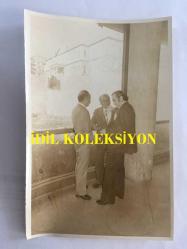 DİSK GENEL BAŞKANI KEMAL TÜRKLER'İN ORİJİNAL 2'Lİ FOTOĞRAF SETİ - 18 x 12 cm EBADINDA - DİSK GENEL KURUL TOPLANTISINDA MOLA ARASI KEMAL TÜRKLER, KEMAL NEBİOĞLU ve KURUL ÜYESİ DOSTLARI ARALARINDA SOHBET EDERLERKEN