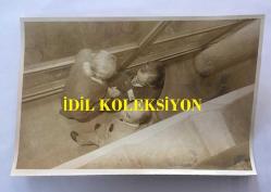 DİSK GENEL BAŞKANI KEMAL TÜRKLER'İN ORİJİNAL 2'Lİ FOTOĞRAF SETİ - 18 x 12 cm EBADINDA - DİSK GENEL KURUL TOPLANTISINDA MOLA ARASI KEMAL TÜRKLER, KEMAL NEBİOĞLU ve KURUL ÜYESİ DOSTLARI ARALARINDA SOHBET EDERLERKEN