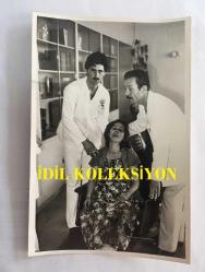 DİSK GENEL BAŞKANI KEMAL TÜRKLER'İN ORİJİNAL 2'Lİ FOTOĞRAF SETİ - 18 x 12 cm EBADINDA - SUİKAST SONRASINDA KEMAL TÜRKLER'İN EŞİ SABAHAT TÜRKLER ÜZÜNTÜ İÇİNDE SAKİNLEŞTİRİLMEYE ÇALIŞILIRKEN, 22 TEMMUZ 1980