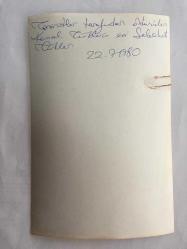 DİSK GENEL BAŞKANI KEMAL TÜRKLER'İN ORİJİNAL 2'Lİ FOTOĞRAF SETİ - 18 x 12 cm EBADINDA - SUİKAST SONRASINDA KEMAL TÜRKLER'İN EŞİ SABAHAT TÜRKLER ÜZÜNTÜ İÇİNDE SAKİNLEŞTİRİLMEYE ÇALIŞILIRKEN, 22 TEMMUZ 1980