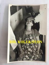 DİSK GENEL BAŞKANI KEMAL TÜRKLER'İN ORİJİNAL 2'Lİ FOTOĞRAF SETİ - 18 x 12 cm EBADINDA - SUİKAST SONRASINDA KEMAL TÜRKLER'İN EŞİ SABAHAT TÜRKLER ÜZÜNTÜ İÇİNDE SAKİNLEŞTİRİLMEYE ÇALIŞILIRKEN, 22 TEMMUZ 1980