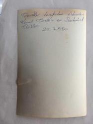 DİSK GENEL BAŞKANI KEMAL TÜRKLER'İN ORİJİNAL 2'Lİ FOTOĞRAF SETİ - 18 x 12 cm EBADINDA - SUİKAST SONRASINDA KEMAL TÜRKLER'İN EŞİ SABAHAT TÜRKLER ÜZÜNTÜ İÇİNDE SAKİNLEŞTİRİLMEYE ÇALIŞILIRKEN, 22 TEMMUZ 1980