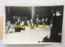 DİSK GENEL BAŞKANI KEMAL TÜRKLER'İN ORİJİNAL FOTOĞRAFI - 18 x 12 cm EBADINDA - ŞİŞLİ'DE YAPILAN TÜRKİYE DEVRİMCİ İŞÇİ SENDİKALARI KONFEDERASYONUNUN GENEL KURUL TOPLANTISINDA GENEL BAŞKAN KEMAL TÜRKLER KONUŞMA YAPARKEN, 12 ŞUBAT 1973