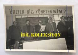 Üreten Biz,Yöneten Kim?Yaşasın DİSK “duvar yazılı fotoğraf-DİSK GENEL BAŞKANI KEMAL TÜRKLER'İN ORİJİNAL 2'Lİ FOTOĞRAF SETİ - 18 x 12 cm EBADINDA - TÜRKİYE MADEN İŞ SENDİKASININ 23. GENEL KURULUNDA DÜNYA KOMÜNİSTLERİNİN MARŞI OLAN ENTERNASYONEL MARŞINI SÖYLEYEN SENDİKA LİDERLERİ, MADEN-İŞ GENEL BAŞKAN VEKİLİ BAHTİYAR ERKUL, GENEL SEKRETER MEHMET KARACA, DİSK GENEL BAŞKANI KEMAL TÜRKLER, BANK SEN GENEL BAŞKANI METİN DENİZMEN, MADEN-İŞ GENEL BAŞKAN VEKİLİ KEMAL DAYSAL, 17 OCAK 1980