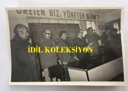 Üreten Biz,Yöneten Kim?Yaşasın DİSK “duvar yazılı fotoğraf-DİSK GENEL BAŞKANI KEMAL TÜRKLER'İN ORİJİNAL 2'Lİ FOTOĞRAF SETİ - 18 x 12 cm EBADINDA - TÜRKİYE MADEN İŞ SENDİKASININ 23. GENEL KURULUNDA DÜNYA KOMÜNİSTLERİNİN MARŞI OLAN ENTERNASYONEL MARŞINI SÖYLEYEN SENDİKA LİDERLERİ, MADEN-İŞ GENEL BAŞKAN VEKİLİ BAHTİYAR ERKUL, GENEL SEKRETER MEHMET KARACA, DİSK GENEL BAŞKANI KEMAL TÜRKLER, BANK SEN GENEL BAŞKANI METİN DENİZMEN, MADEN-İŞ GENEL BAŞKAN VEKİLİ KEMAL DAYSAL, 17 OCAK 1980