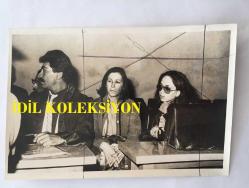 DİSK GENEL BAŞKANI KEMAL TÜRKLER'İN ORİJİNAL 2'Lİ FOTOĞRAF SETİ - 18 x 12 cm EBADINDA - ALPARSLAN TÜRKEŞ'İN TALİMATIYLA ÖLDÜRÜLDÜĞÜ İLERİ SÜRÜLEN KEMAL TÜRKLER'İN EŞİ SABAHAT TÜRKLER ve KIZI NİLGÜN TÜRKLER MHP DAVASINA MÜDAHİL OLARAK KATILDILAR, 20 AĞUSTOS 1981