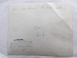 DİSK GENEL BAŞKANI KEMAL TÜRKLER'İN MEZARI BAŞINDA 1990 YILINDA YAPILAN ANMA TÖRENİNİN AJANS BASIMI ORİJİNAL FOTOĞRAFI (HABER METİNLİ, KAĞIT BASIM) - 21 x 16 cm EBADINDA