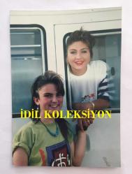 SİBEL CAN'IN ORİJİNAL FOTOĞRAFI - 12,5 x 9 cm EBADINDA - SİBEL CAN ve BENZERİ OLDUĞU ÖNE SÜRÜLEN KİŞİNİN 16 YAŞINDAKİ KARDEŞİ GÜLTEN İLKAY, 25 MAYIS 1990