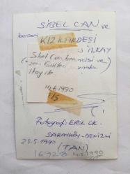 SİBEL CAN'IN ORİJİNAL FOTOĞRAFI - 12,5 x 9 cm EBADINDA - SİBEL CAN ve BENZERİ OLDUĞU ÖNE SÜRÜLEN KİŞİNİN 16 YAŞINDAKİ KARDEŞİ GÜLTEN İLKAY, 25 MAYIS 1990