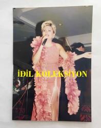 SİBEL CAN'IN ORİJİNAL 2'Lİ FOTOĞRAF SETİ - 12,5 x 9 cm EBADINDA - SİBEL CAN PEMBE ŞIK ELBİSESİYLE SAHNEDEYKEN ÇEKİLMİŞ 2 FARKLI KARE