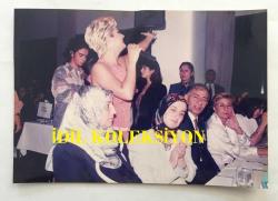 SİBEL CAN'IN ORİJİNAL 2'Lİ FOTOĞRAF SETİ - 12,5 x 9 cm EBADINDA - SİBEL CAN PEMBE ŞIK ELBİSESİYLE SAHNEDEYKEN ÇEKİLMİŞ 2 FARKLI KARE