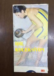 SİBEL CAN'IN DERGİDEN KESİLME 3'LÜ FOTOĞRAF SETİ - 39 x 24 cm ve 20 x 11 cm EBADINDA 3 ADET FOTOĞRAF - SİBEL CAN HAMAMDA YIKANIRKEN ÇEKİLMİŞ 3 FARKLI KARE
