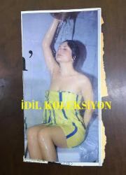 SİBEL CAN'IN DERGİDEN KESİLME 3'LÜ FOTOĞRAF SETİ - 39 x 24 cm ve 20 x 11 cm EBADINDA 3 ADET FOTOĞRAF - SİBEL CAN HAMAMDA YIKANIRKEN ÇEKİLMİŞ 3 FARKLI KARE