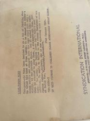 Palyoça kıyafeti giyip bir aslanın yanında keman çalarken çekilmiş olan yetişkin erkek fotoğrafı.ORJİNAL SİYAH & BEYAZ 23x18cm EBADINDA - 1940'LAR, 1950'LER, 1960'LAR ve 1970'LER