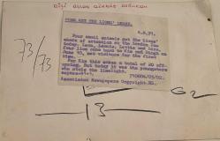 Polis üniformalarını giyip yavru aslanları kucaklayıp poz veren iki yetişkin erkek fotoğrafı.ORJİNAL SİYAH & BEYAZ 20x14cm EBADINDA - 1940'LAR, 1950'LER, 1960'LAR ve 1970'LER