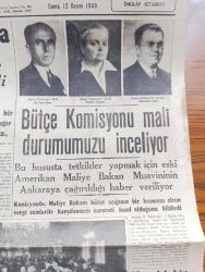 Cumhuriyet Gazetesi - 12 Kasım 1948 - 20 Yıl Sonra İlk Gensoru - Kabine Halk Partisi Grubunda Dün İtimad Reyi Aldı - Bütçe Komisyonu Mali Durumumuzu İnceliyor - Bütçe Komisyonu Katibi Fakihe Öymen Fotoğraf - Unesco Yönetim Kurulu Dün İlk İçtimaını Yaptı - Dolmuş Yapan Taksiler Dolmabahçe Yoluyla Beyoğlu'na Çıkacaklar - Arabaya Koşulan Vatandaşlar -  Zengin Vatandaş Refik Hıfzı Büyükaslan Milyonluk Servetini Darülacezeye Bıraktı - Saint Helene'de ölen Napolyon'un Benzeri Mi İdi - Sultanahmet'te Yapılması Düşünülen Adliye Sarayı İnşaatından Vazgeçildi -   Beşiktaş Beykoz Maçı - Dar Yol Yazan Peride Celal Yazı Dizisi - İngiliz Başbakanı Attlee Truman Ve Stalin Mülakatı Aleyhinde - Makineye Ne Hacet Yazan Burhan Felek Köşe Yazısı - Serenad Elhamra Sinemasında - Küçük Hikaye Yapraklar Dökülürken Yazan Cevad Tevfik Enson - Korkusuz Lassie Kadıköy Opera Sinemasında - Müzeyyen Senar Işıl'dan Sen Bu Yaylaları Şarkısını Dinleyin - Bugünkü Radyo Programı - İstanbul Belediyesi Şehir Tiyatroları