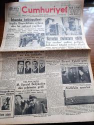 Cumhuriyet Gazetesi - 20 İkincikanun (Ocak) 1939 - Ya Küçük Memurlar Yazan Nadir Nadi Köşe Yazısı - İrlanda Tedhişçileri İngiliz Başvekilinin Oğluna Bir Suikast Yaptılar - İspanya'dan Gelen Son Resimler - Almanyaya Franko'ya Ağır Sahra Topları Gönderecek - Ziraat Vekili Faik Kurdoğlu Gitti - Celal Bayar Dün Çocuk Esirgeme Kurumunu Ziyaret Etti - Tarihte Büyük Deniz Muharebeleri Nakleden Abidin Daver Köşe Yazısı - Salıpazarında Satie Binası - Uzun Saçlı Bir Filozof Hafız Cemal Öztoprak Mahkemede - Atatürk'ten Hatıralar Ve İbretler Yazan İsmail Habib Yazı Dizisi - Yakan Buseler Asri Sinemasında - Berlin Olimpiyatında Alınan Bir Film İstanbula Geldi - Huberman'ın Veda Konseri Fransız Tiyatrosunda - Amerika'da Radyo Artistleri Grevi - Kim Derdi Ki Yazan Vicky Baum Yazı Dizisi - Gülhane Parkında Bir Gece Alemi - Galatasaray Boğaziçi Lisesi Maçı - Şeref Stadı  - Selma Ve Gölgesi Yazan Server Bedi - Hitler İngiltere'ye Misak Teklif Etti - Çocuk Sayfası - Bilmeceyi Çözenler - Aspirin