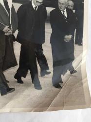 SUUDİ ARABİSTAN KRALI FAYSAL BİN ABDÜLAZİZ'İN ORİJİNAL FOTOĞRAFI - 20 x 15 cm EBADINDA - PRENS FAYSAL BİN ABDÜLAZİZ ve BİRLEŞİK KRALLIK BAŞBAKANI HAROLD WILSON HAVA LİMANINDA UÇAKTAN İNİP BİRLİKTE YÜRÜRKEN ÇEKİLMİŞ ÇOK NET KALİTEDE BİR FOTOĞRAF, Suudi Arabistan.