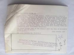 SUUDİ ARABİSTAN KRALI FAYSAL BİN ABDÜLAZİZ'İN ORİJİNAL FOTOĞRAFI - 20 x 15 cm EBADINDA - PRENS FAYSAL BİN ABDÜLAZİZ ve BİRLEŞİK KRALLIK BAŞBAKANI HAROLD WILSON HAVA LİMANINDA UÇAKTAN İNİP BİRLİKTE YÜRÜRKEN ÇEKİLMİŞ ÇOK NET KALİTEDE BİR FOTOĞRAF, Suudi Arabistan.