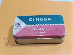 RF46---İÇİNDEKİ MALZEMELERLE TENEKE SINGER DİKİŞ MAKİNASI KUTUSU