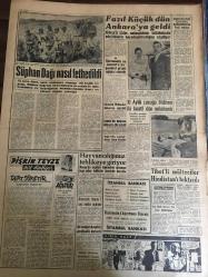 YENİ SABAH GAZETESİ 5 MAYIS 1959 YIL :21 SAYI :7245--İnönü nün gelişi dolayısıyla çıkan hadiselerin neşri yasak----Süphan a düşen uçak bugün bombalanıyor ---Yunus Emre törenleri sona erdi ----Irak ın büyük aşireti de Kasım a karşı silaha sarıldı --Eğridir de 300 ev yandı ---Bir jetimiz düştü pilot kurtuldu ---Caravelle e bindim :Siyavuşgil ----İstanbul Rehberi --Fazıl Küçük dün Ankara ya geldi --Süphan Dağı nasıl fethedildi --10 Aylık çocuğu öldüren iki katil dün yakalandı ---Tibet li mülteciler Hindistan ı bıktırdı ---Hayvancılığımız tehlikeye giriyor ---Don Murray Yıllarca Sonra Arzusuna Kavuştu ---Hollanda maçına değişik bir forvetle çıkacağız---S.Göreç gayemiz final grubuna kalmak diyor ---Beşiktaş bu yıl büyük transferde yapacak ---Karagümrük ve Vefa da kongre faaliyeti arttı --Kadıköy Moda ile birleşiyor ---Roma Olimpiyatlarına Resmen Davet Edildik --CHP meclis tahkikatı istiyor ---N.Erim Beynelmilel Devletler Hukuku Komisyonun Üyeliğine Seçildi --