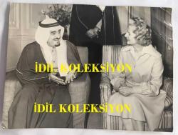 SUUDİ ARABİSTAN KRALI FAYSAL BİN ABDÜLAZİZ'İN ORİJİNAL FOTOĞRAFI - 20 x 15 cm EBADINDA - PRENS FAYSAL BİN ABDÜLAZİZ'İN ve BİRLEŞİK KRALLIK ESKİ BAŞBAKANI MARGARET THATCHER KARŞILIKLI KONUŞURLARKEN ÇEKİLMİŞ BİR KARE, 1975