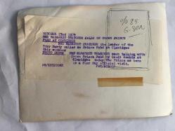 SUUDİ ARABİSTAN KRALI FAYSAL BİN ABDÜLAZİZ'İN ORİJİNAL FOTOĞRAFI - 20 x 15 cm EBADINDA - PRENS FAYSAL BİN ABDÜLAZİZ'İN ve BİRLEŞİK KRALLIK ESKİ BAŞBAKANI MARGARET THATCHER KARŞILIKLI KONUŞURLARKEN ÇEKİLMİŞ BİR KARE, 1975