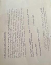 Bir sirkte arkası dönük yetişkin bir adama zıplarken çekilmiş olan erkek aslan fotoğrafı. 26 Haziran 1979 .ORJİNAL SİYAH & BEYAZ 20x14cm EBADINDA - 1940'LAR, 1950'LER, 1960'LAR ve 1970'LER