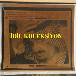 SUUDİ ARABİSTAN KRALI FAYSAL BİN ABDÜLAZİZ'İN ORİJİNAL AJANS BASIMI FOTOĞRAFI (KAĞIT BASKI, HABER METİNLİ) - 21 x 18 cm EBADINDA - PRENS FAYSAL BİN ABDÜLAZİZ ELİNİ BAŞINA KOYUP DÜŞÜNÜRKEN