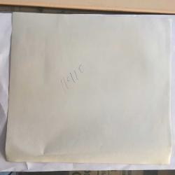 SUUDİ ARABİSTAN KRALI FAYSAL BİN ABDÜLAZİZ'İN ORİJİNAL AJANS BASIMI FOTOĞRAFI (KAĞIT BASKI, HABER METİNLİ) - 21 x 18 cm EBADINDA - PRENS FAYSAL BİN ABDÜLAZİZ ELİNİ BAŞINA KOYUP DÜŞÜNÜRKEN