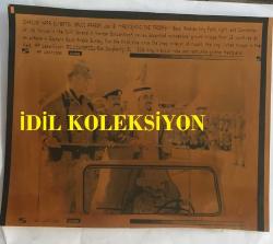 SUUDİ ARABİSTAN KRALI FAYSAL BİN ABDÜLAZİZ'İN ORİJİNAL AJANS BASIMI FOTOĞRAFI (KAĞIT BASKI, HABER METİNLİ) - 21 x 18 cm EBADINDA - PRENS FAYSAL BİN ABDÜLAZİZ AMERİKALI GENELRA NORMAN SCHWARZKOPF'LA ASKERİ ARAÇTA GEÇİT TÖRENİ YAPARKEN