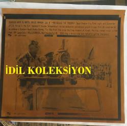 SUUDİ ARABİSTAN KRALI FAYSAL BİN ABDÜLAZİZ'İN ORİJİNAL AJANS BASIMI FOTOĞRAFI (KAĞIT BASKI, HABER METİNLİ) - 21 x 18 cm EBADINDA - PRENS FAYSAL BİN ABDÜLAZİZ AMERİKALI GENELRA NORMAN SCHWARZKOPF'LA ASKERİ ARAÇTA GEÇİT TÖRENİ YAPARKEN