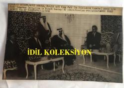 SUUDİ ARABİSTAN KRALI FAYSAL BİN ABDÜLAZİZ'İN ORİJİNAL AJANS BASIMI FOTOĞRAFI (HABER METİNLİ) - 23 x 15 cm EBADINDA - PRENS FAYSAL BİN ABDÜLAZİZ AMERİKALI KONGRE HEYETİYLE GÖRÜŞME YAPARKEN, 1982