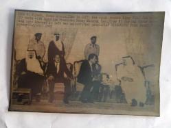 SUUDİ ARABİSTAN KRALI FAYSAL BİN ABDÜLAZİZ'İN ORİJİNAL AJANS BASIMI FOTOĞRAFI (HABER METİNLİ) - 21 x 14 cm EBADINDA - PRENS FAYSAL BİN ABDÜLAZİZ, HÜSNÜ MÜBAREK İLE GÖRÜŞME YAPARKEN