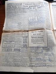 Cumhuriyet Gazetesi - 1 Temmuz 1955 - Kıbrıs Meselesi Köşe Yazısı - İngiltere Bizi Ve Yunanistan'ı Bir Konferans Akdetmeye Çağırdı - Sadık Aldoğan Dün Tekrar Tevkif Edildi - İzmir'de Domates 25 Kuruşa Kadar Düştü - İsveç Firması Sıgfr Stenberg Türkiye'de Fabrikalar Kurmak İstiyor - Taksim Belediye Gazinosu Bir Hafta Kapatılacak - Aşılmayan Duvar Yazan Berin Büktaş Yazı Dizisi - Türkiye Çocukları Ve UNICEF'in Acı Raporu Yazan Osman K. Akol - İstiklâl Mahkemeleri Hakkında Yazan Burhan Felek Köşe Yazısı - Kıbrıs İçin Konferans Yazan Ömer Sami Coşar - Resimli Romanımız Bir Doktorun Macerası Yazan Soubiran - Resimli Romanımız Gizli Define Yazan George Simenon - Esrarlı Meşhur Davalar Yazan Tevfik Sadullah - Güreş Kampı Yarın Açılıyor - Amerikalı Yüzücüler İstanbul'da - Milli Futbol Takımımız Döndü - Muhammed - Championship Amerikan Deniz Motorları