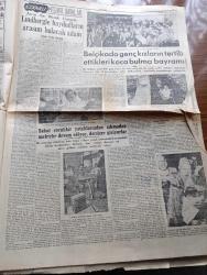 Cumhuriyet Gazetesi - 1 Temmuz 1955 - Kıbrıs Meselesi Köşe Yazısı - İngiltere Bizi Ve Yunanistan'ı Bir Konferans Akdetmeye Çağırdı - Sadık Aldoğan Dün Tekrar Tevkif Edildi - İzmir'de Domates 25 Kuruşa Kadar Düştü - İsveç Firması Sıgfr Stenberg Türkiye'de Fabrikalar Kurmak İstiyor - Taksim Belediye Gazinosu Bir Hafta Kapatılacak - Aşılmayan Duvar Yazan Berin Büktaş Yazı Dizisi - Türkiye Çocukları Ve UNICEF'in Acı Raporu Yazan Osman K. Akol - İstiklâl Mahkemeleri Hakkında Yazan Burhan Felek Köşe Yazısı - Kıbrıs İçin Konferans Yazan Ömer Sami Coşar - Resimli Romanımız Bir Doktorun Macerası Yazan Soubiran - Resimli Romanımız Gizli Define Yazan George Simenon - Esrarlı Meşhur Davalar Yazan Tevfik Sadullah - Güreş Kampı Yarın Açılıyor - Amerikalı Yüzücüler İstanbul'da - Milli Futbol Takımımız Döndü - Muhammed - Championship Amerikan Deniz Motorları