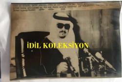 SUUDİ ARABİSTAN KRALI FAYSAL BİN ABDÜLAZİZ'İN ORİJİNAL AJANS BASIMI FOTOĞRAFI (HABER METİNLİ) - 24 x 16,5 cm EBADINDA - PRENS FAYSAL BİN ABDÜLAZİZ BİR TOPLANTIDA KONUŞMA YAPARKEN