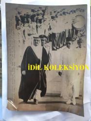 SUUDİ ARABİSTAN KRALI FAYSAL BİN ABDÜLAZİZ'İN ORİJİNAL AJANS BASIMI FOTOĞRAFI (HABER METİNLİ) - 24,5 x 18 cm EBADINDA - PRENS FAYSAL BİN ABDÜLAZİZ TÖREN KITASININ ARASINDAN GEÇİT YAPARKEN