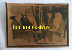 SUUDİ ARABİSTAN KRALI FAYSAL BİN ABDÜLAZİZ'İN ORİJİNAL AJANS BASIMI FOTOĞRAFI  - 21 x 15 cm EBADINDA - PRENS FAYSAL BİN ABDÜLAZİZ, İSRAİL'Lİ KONUĞUYLA BİR GÖRÜŞME YAPARKEN