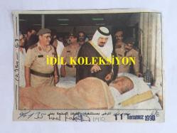 SUUDİ ARABİSTAN KRALI FAYSAL BİN ABDÜLAZİZ'İN ARAPÇA GAZETEDEN KESİLME FOTOĞRAFI - 12 x 9 cm EBADINDA - PRENS FAYSAL BİN ABDÜLAZİZ GENERALLERİYLE BİRLİKTE HASTALARI ZİYARET EDERKEN