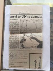 SUUDİ ARABİSTAN KRALI FAHD BİN ABDÜLAZİZ'İN İNGİLİZCE GAZETEDEN (THE INDEPENDENT) KESİLME FOTOĞRAFLI HABER KÜPÜRÜ - 29 x 15 cm EBADINDA - ''Robert Fisk examines how a hi-tech form of underground protest is proving successful in unsettling the monarchy.''