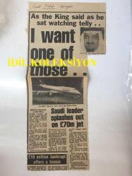 SUUDİ ARABİSTAN KRALI FAHD BİN ABDÜLAZİZ'İN İNGİLİZCE GAZETEDEN KESİLME FOTOĞRAFLI HABER KÜPÜRÜ - 32 x 15 cm EBADINDA - As the King said as he sat watching telly ''I want one of those'' - Kral televizyon izlerken şöyle dedi ''Bunlardan bir tane istiyorum'' (Uçak için söylediği)