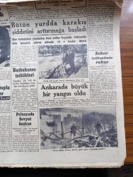 Cumhuriyet Gazetesi - 4 Ocak 1950 - Basın Kanunu Yazan Nadir Nadi Köşe Yazısı - Yakın Doğunun Emniyeti Meselesi Ve Türkiye - Truman Bugün Bir Nutuk Söyleyecek - Mısır'da Seçim Yapıldı İlk Neticelere Göre Vefd Partisi Başta Geliyor - Seçimin Öne Alınması İhtimali Kuvvetlendi - Bütün Yurtta Karakış Şiddetini Arttırmaya Başladı - Moskova'da 3 Yıl Yazan Bedell Smith Yazı Dizisi - Başbakan Şemsettin Günaltay Dün Paşabahçe Cam Ve Şişe Fabrikasını Gezdi - Kelimeler Arasında 50 Yıl Yazan Ahmet Hamdi Tanpınar - Profesör Einstein'ın Yeni Keşfi Nedir - Sapa Yol Yazan Concordia Merrel Yazı Dizisi - Ucuzluğa Doğru Yazan Burhan Felek Köşe Yazısı - Bir Amerikan Doktorunun İfşaatı Sağ Kalan Nazi Liderleriyle Mülakat - Ölüme Doğru Yazan Agatha Christie Yazı Dizisi - Müzeyyen Senar Suzan Güven ve Zehra Bilir İnci Sinemasında - Gary Cooper Filipin Aslanı Bu Akşam Şark Sinemasında - Hamiyet Yüceses Lale Saz Salonunda - Necipbey Yağlı Yağsız Krem - Çapamarka Kara Biber -  Bugünkü Radyo Programı - Bulmaca