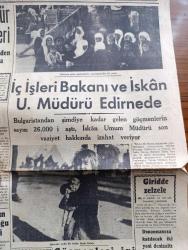Cumhuriyet Gazetesi - 26 Eylül 1950 - Köşe Kapmaca Yazan Nadir Nadi Köşe Yazısı - Celal Bayar Ve Adnan Menderes'in Kömür Havzasında Dünkü Tetkikleri - İçişleri Bakanı Rükneddin Nasuhioğlu Ve İskan Müdürü Yekta Aytan Edirne'de - Edirne'ye Gelen Göçmenler Ve Acıklı Bir Levha Kırık Bebek Fotoğraf - Dean Achesonun Barış Planını Destekliyoruz - Göçmenleri İyi Karşılıyamıyoruz - Giritte Zelzele - Kore'de Nihai Zafere Doğru - Atlantiği Geçen İlk Tepkili Uçak Fotoğraf - Komintern'in İçyüzü Yazan Castro Delgado Yazı Dizisi - 9. Milletlerarası Tarih Kongresi Yazan Hasan Ali Yücel - Otel Lokanta Ve Gazinocular Sendikası Kuruluyor - Karanlık Oda Yazan Peride Celal Yazı Dizisi -  İvonne De Carlo Tarafından Yaratılan Aşk Melikesi Sümer Sinemasında - Hep O Masal Yazan Kemal Ragıp Enson Yazı Dizisi - Galatasaray Takımı Dün Londra'dan Döndü - Hamiyet Yüceses Ahmet Üstün Bu Gece Suadiye Plaj Gazinosunda - Siemens Alman Radyoları - Dentol Diş Macunu - Volvo Kamyonları - Puro Tuvalet Sabunu