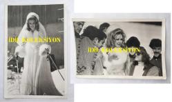 FİLİZ AKIN'IN ORİJİNAL 2'Lİ FOTOĞRAF SETİ - 18 x 12 cm EBADINDA - FİLİZ AKIN 1970'LERDE YEŞİLÇAM FİLM ÇEKİMLERİNDE GELİNLİKLE KARDA KAYARKEN ÇEKİLMİŞ 2 FARKLI KARE