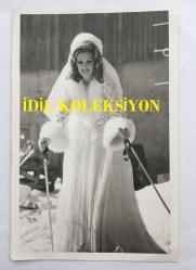 FİLİZ AKIN'IN ORİJİNAL 2'Lİ FOTOĞRAF SETİ - 18 x 12 cm EBADINDA - FİLİZ AKIN 1970'LERDE YEŞİLÇAM FİLM ÇEKİMLERİNDE GELİNLİKLE KARDA KAYARKEN ÇEKİLMİŞ 2 FARKLI KARE