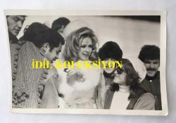 FİLİZ AKIN'IN ORİJİNAL 2'Lİ FOTOĞRAF SETİ - 18 x 12 cm EBADINDA - FİLİZ AKIN 1970'LERDE YEŞİLÇAM FİLM ÇEKİMLERİNDE GELİNLİKLE KARDA KAYARKEN ÇEKİLMİŞ 2 FARKLI KARE