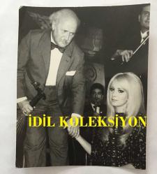 FİLİZ AKIN'IN ORİJİNAL FOTOĞRAFI - 16 x 12,5 cm EBADINDA - FİLİZ AKIN ve NUBAR TERZİYAN 1960'LARDAN BİR YEŞİLÇAM FİLMİNDE AYNI KAREDELER