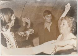 DANS KÜLTÜRÜ 1970 LER DANS EDEN TİPLER DANSÇILAR SİYAH BEYAZ FOTOĞRAF - 12*18 CM